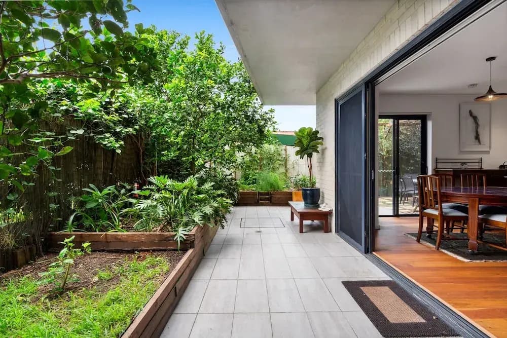Spacious 2-bed Retreat With BBQ & Courtyard - photo 10