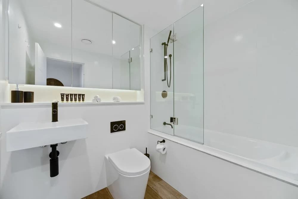 HomeHotel- Luxury & Contemporary Apt - photo 7