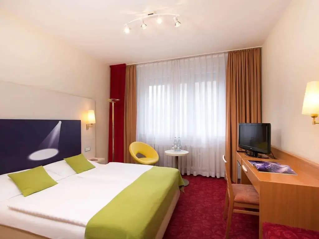 Ibis Styles Berlin an der Oper - photo 11