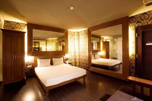 Illigals Hotel - photo 6