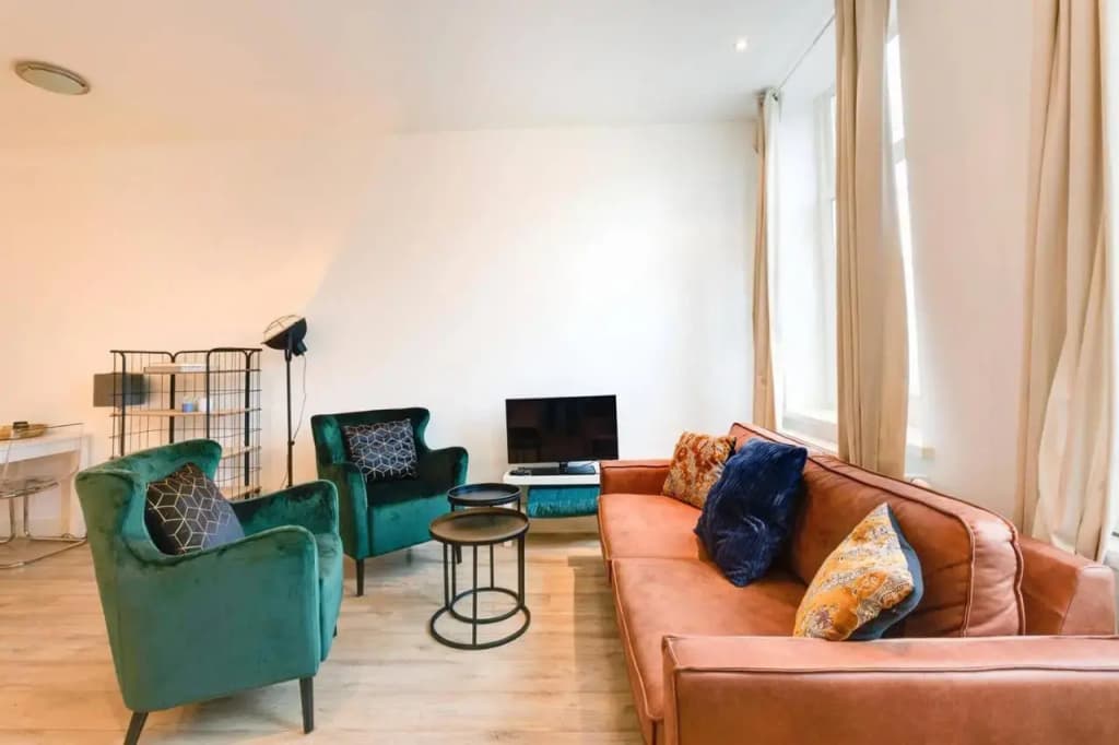Luxurious Canalview APT with Patio CITY CENTRE - photo 1