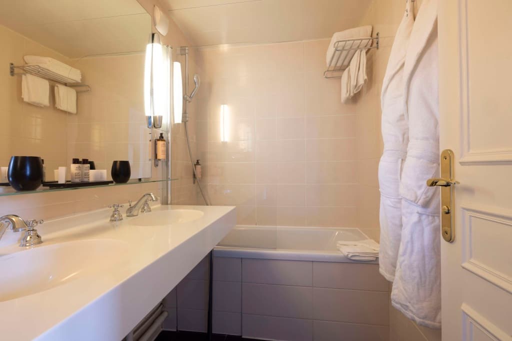 Madeleine Plaza Hotel - photo 10
