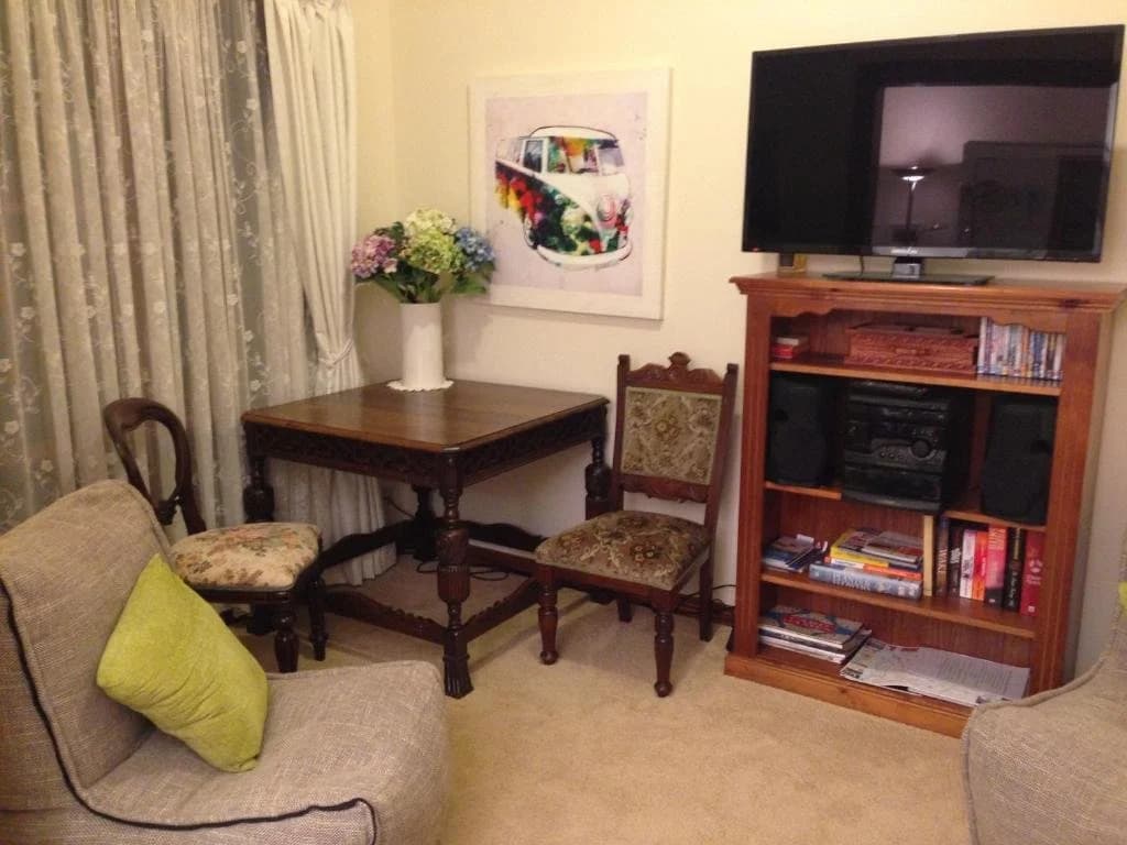 Mornington Cherry Blossom Bedsit - photo 4