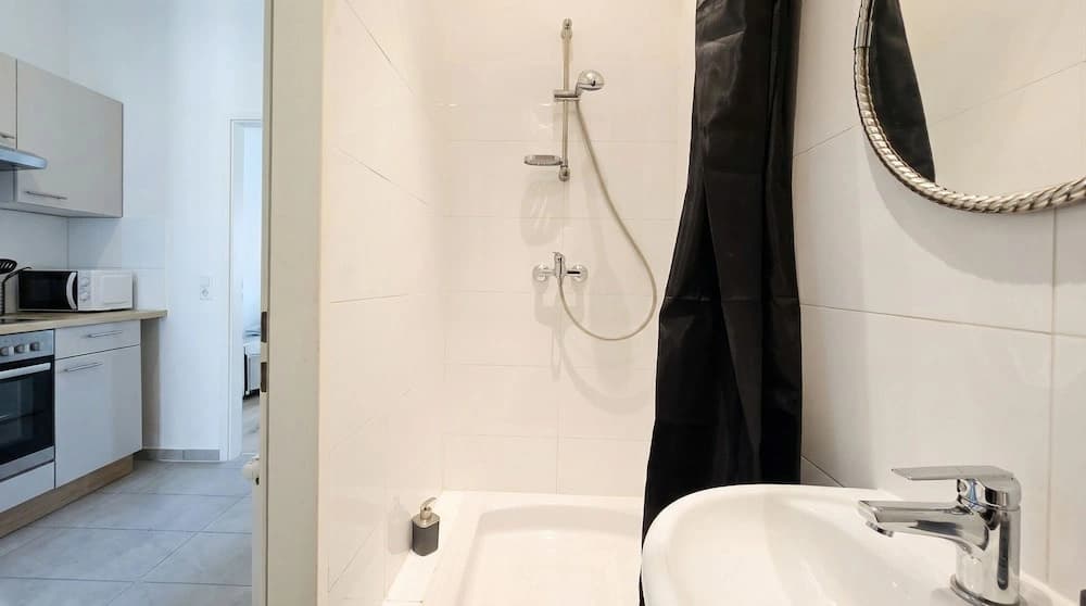 Stylish 1BR Apt near Wiener Stadthalle - photo 17
