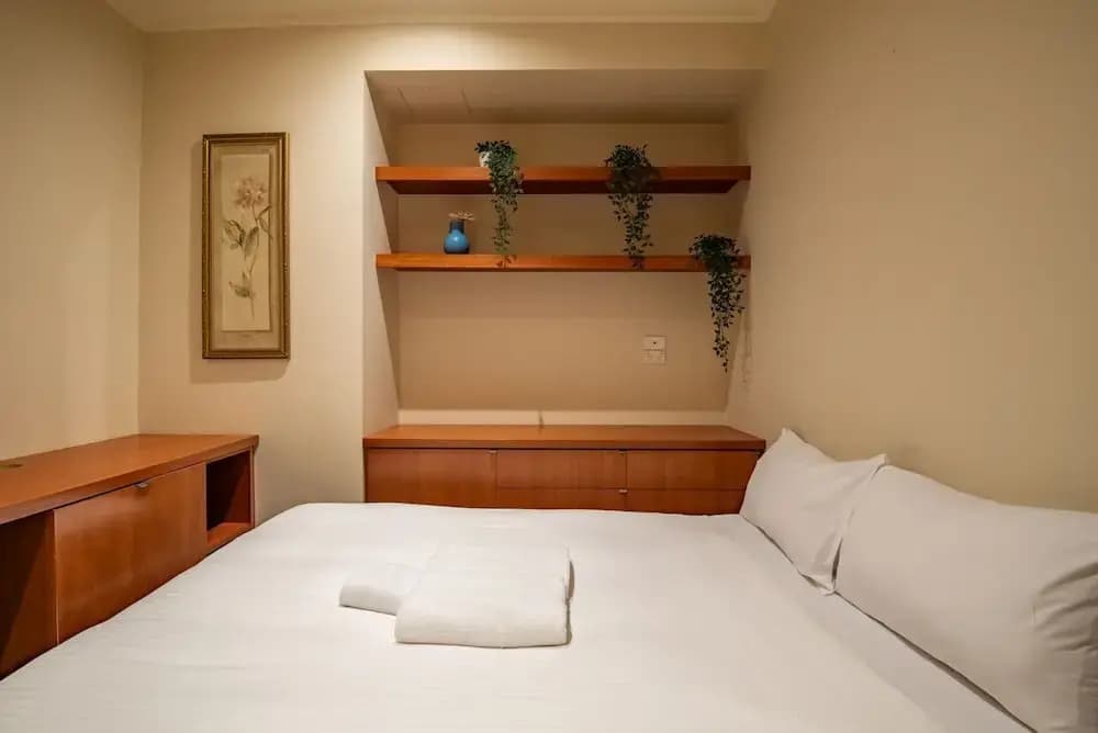Elegant 4B 2B Unit in Melbourne CBD w/ Parking! - photo 3