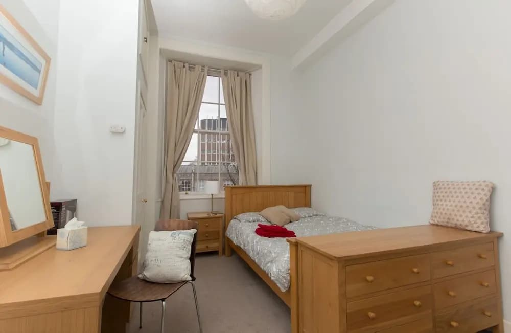 Spacious, Bright 5-br Flat for 10 in Edinburgh - photo 7