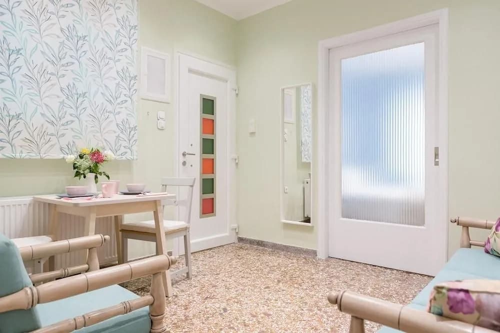 Grandma's Chic & Bright Athenian Home with a Patio - photo 5