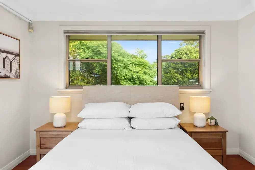 Modern 3-bed With Pool & Water Views by Beach - photo 5