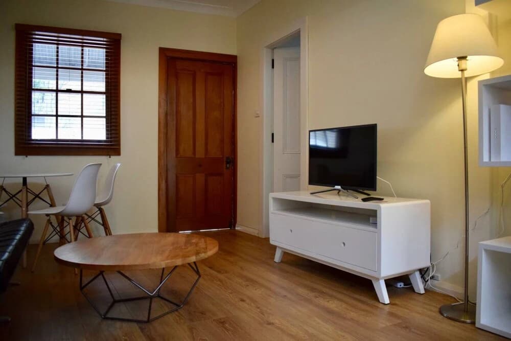 Stylish Cute Cottage in McMahons Point - photo 5