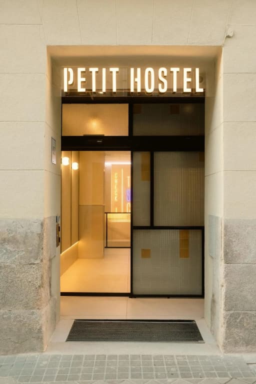 Petit Hostel Palacio Real - photo 1
