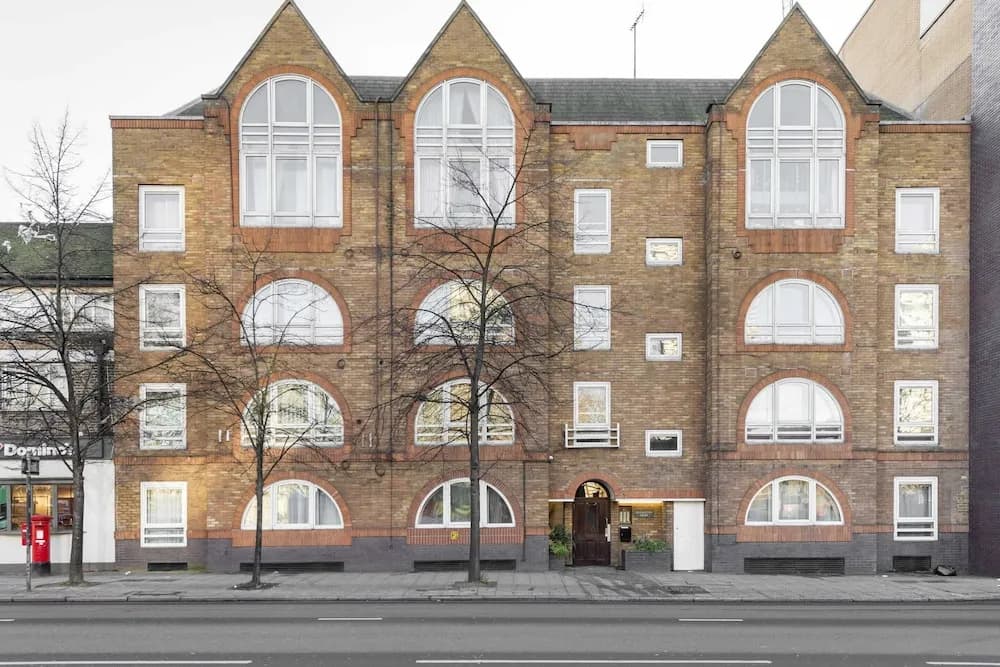 Beautiful One Bed Apartment In East London - photo 1