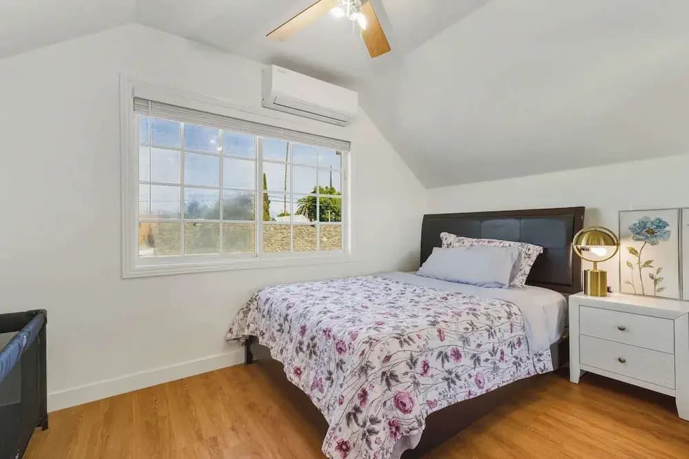 Spacious 4BR House Free Parking w Backyard BBQ - photo 13