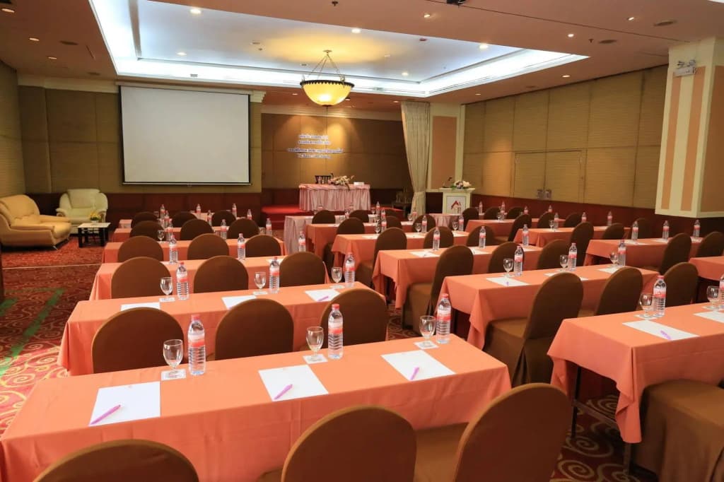 Karnmanee Palace Hotel - photo 13