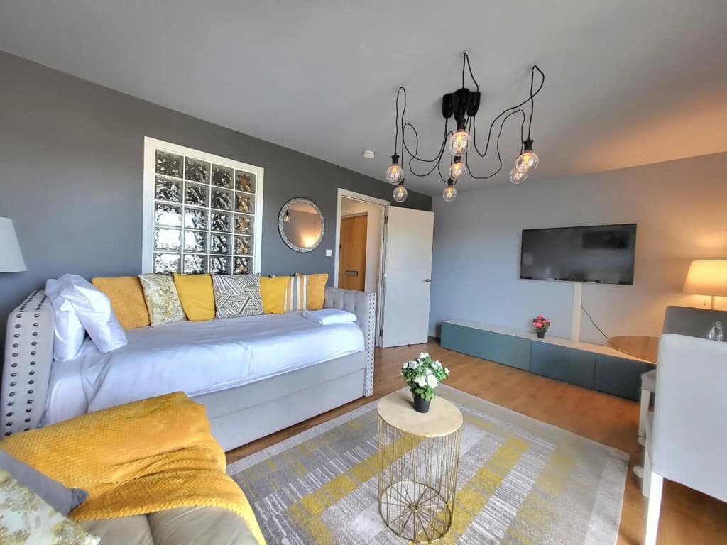 4 Separate Beds, Sleeps 6, Beautiful 2 bed Apt - photo 5