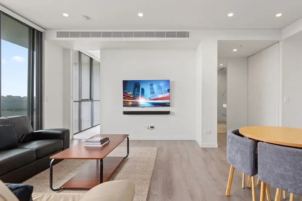 Luxe 2-bed: Modern Interiors, Balcony & BBQ Area - photo 8