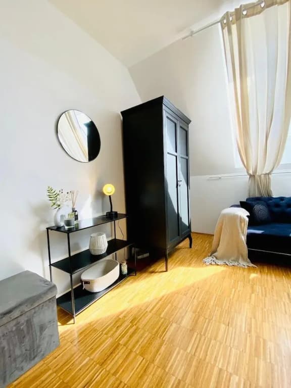 Comfy 3BR Apt With Living Room Balcony - photo 2