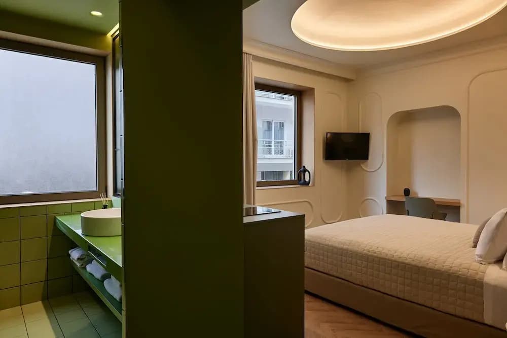 Dwell - Elegant City Stay - photo 6