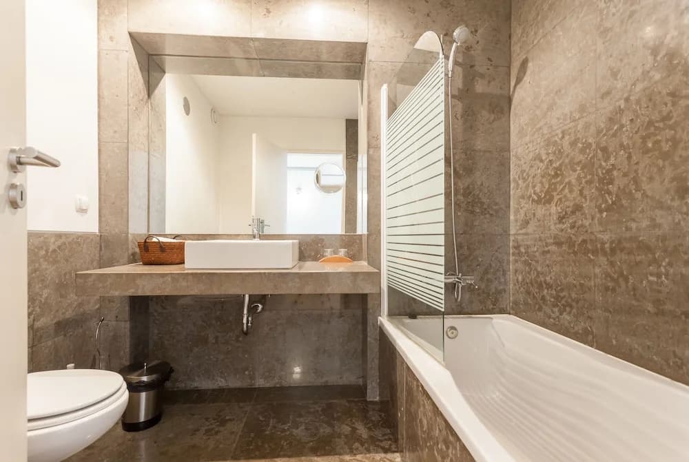 Chiado Modern Three-Bedroom Apartment - by LU Holidays - photo 8