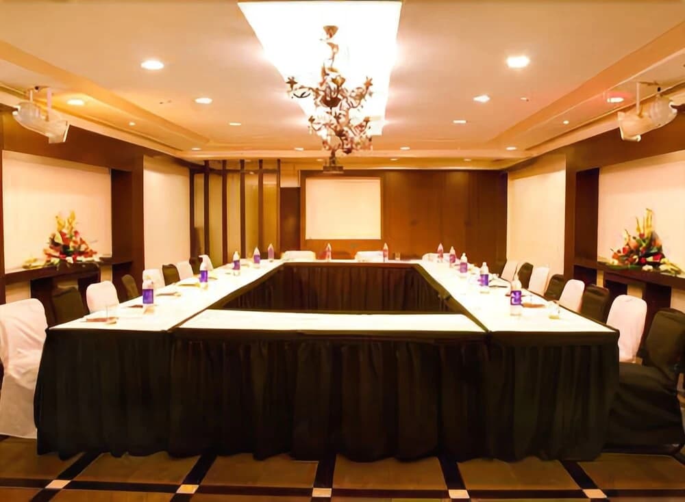Broadway An Alivaa Collection Hotel - photo 13