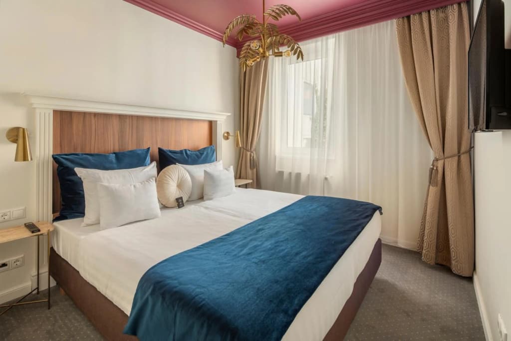 Queen's Court Hotel & Residence - photo 39
