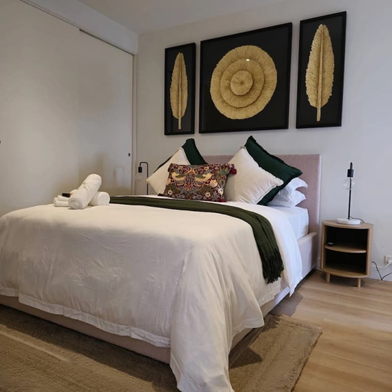 Deluxe 2BR apt Excellent Location Cityviews & Pool - photo 2