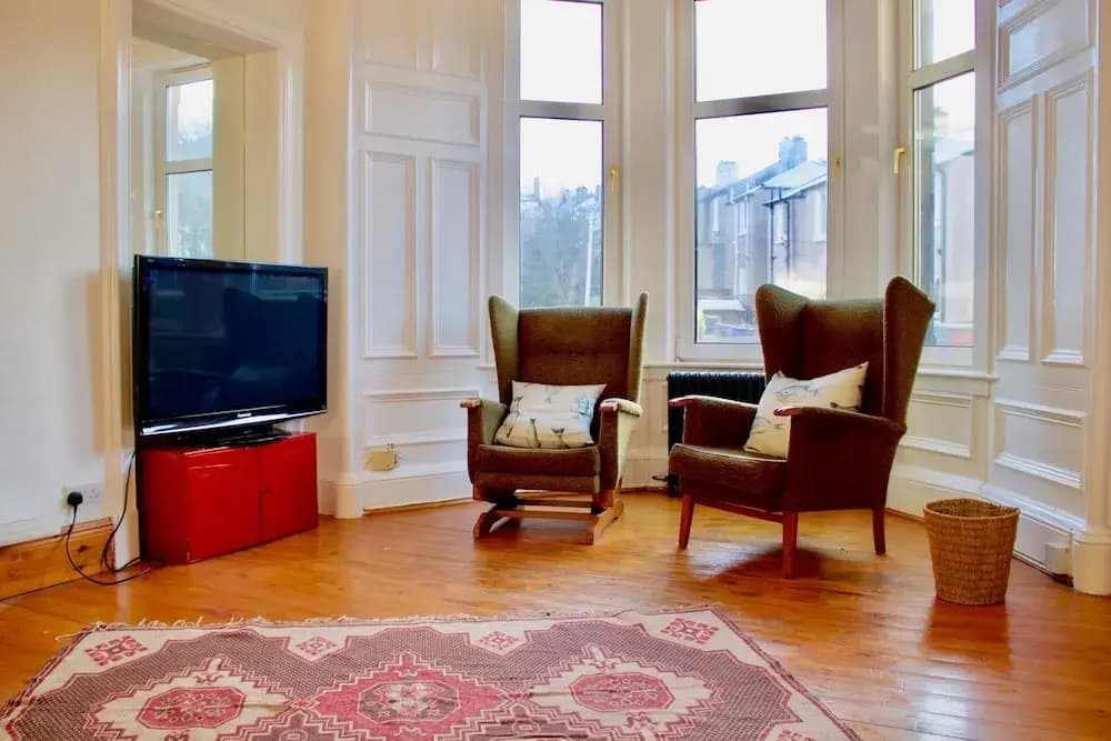 Spacious 2 Bedroom Apartment Near Holyrood Park - photo 3