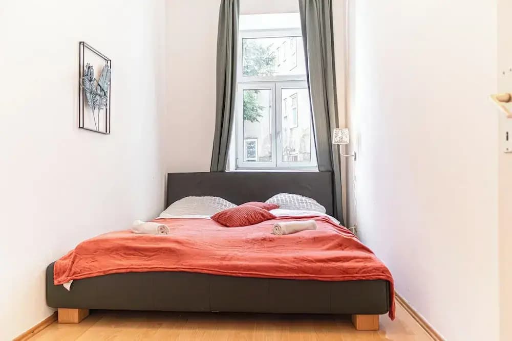 Basic 2BR Apt Near Westbahnhof - photo 2