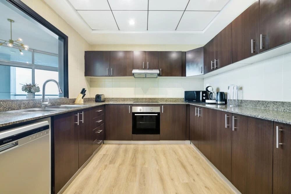 High-floor Trendy Apt w Marina Palm Ocean Vws - photo 13