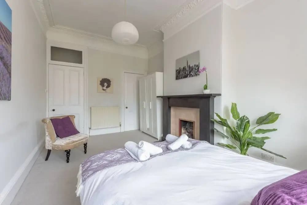 Modern 2 Bedroom Flat In Edinburgh City Centre - photo 3
