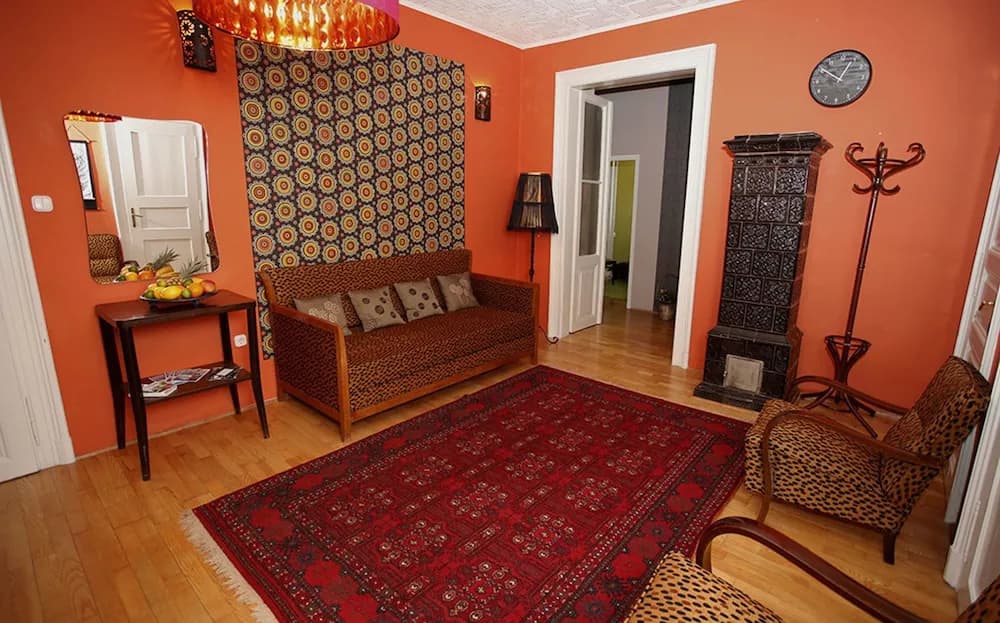 Chic Tarragon Apartments - photo 2