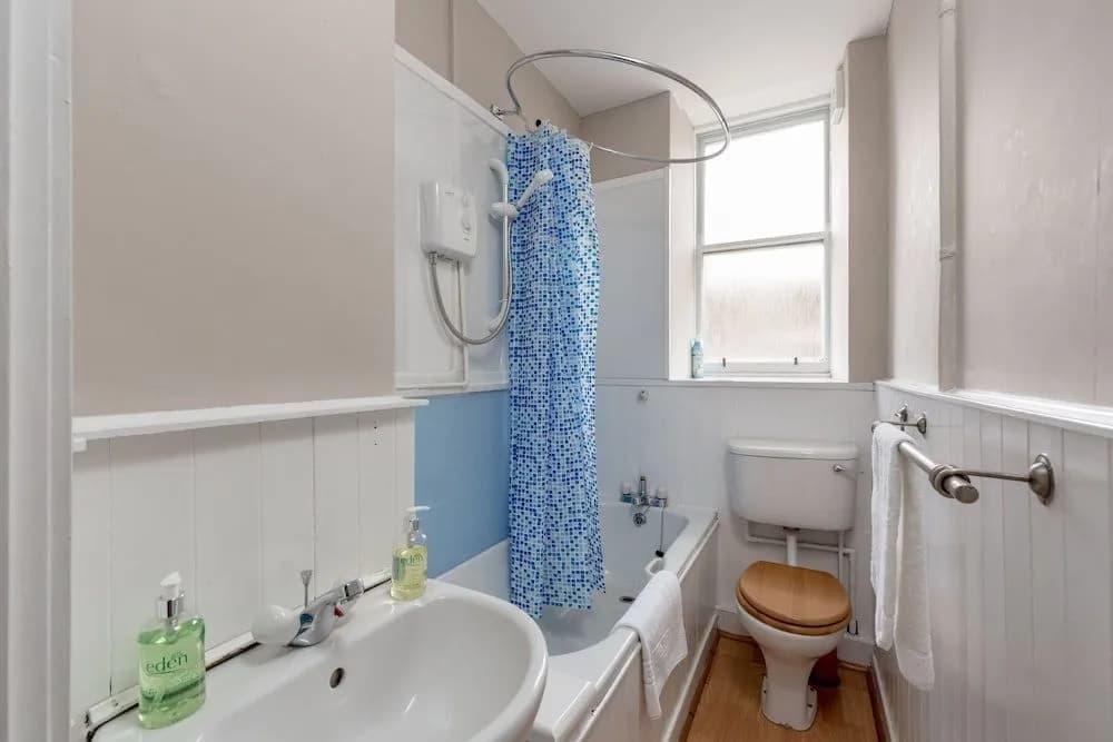 Silver Lining - St Leonard St Apartment - photo 7
