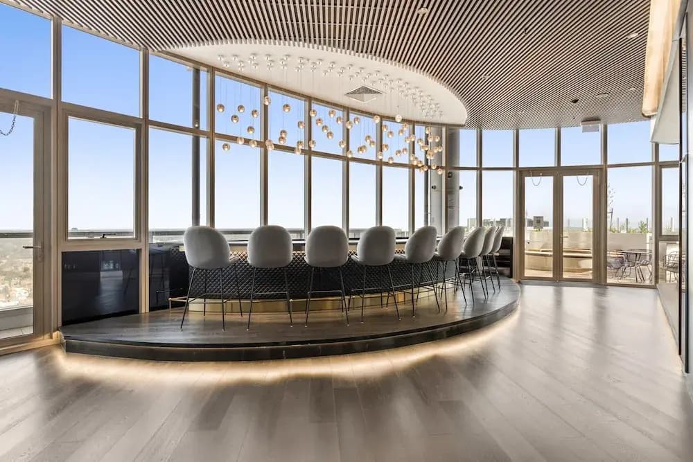 Chic 1-bed With Parking, Gym, Pool & City Views - photo 9