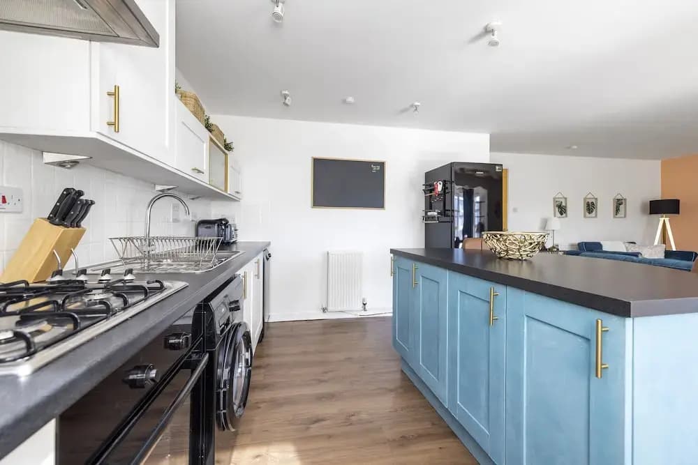 JOIVY Stunning 2-Bed Flat W/ Free Parking - photo 14