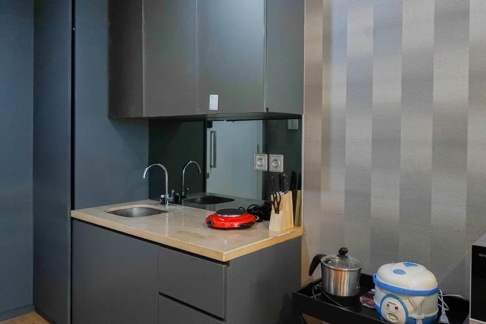 Spacious Studio with Sofa Bed @ Ancol Mansion Apartment - photo 10
