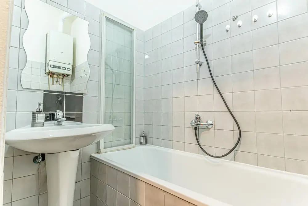 Cozy 2BR Apt Prime Central Spot - photo 6