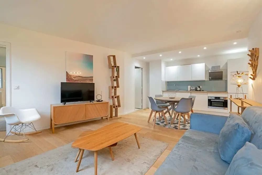Bright 1-Bed Apartment, Perfectly Located in Paris - photo 2