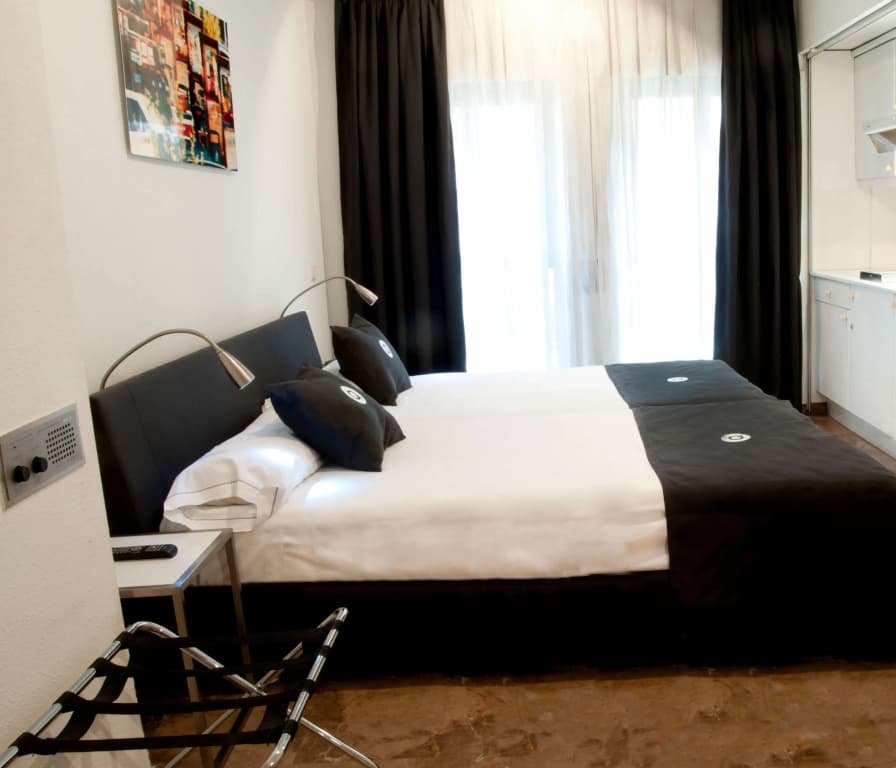 Quo Eraso Aparthotel - photo 2