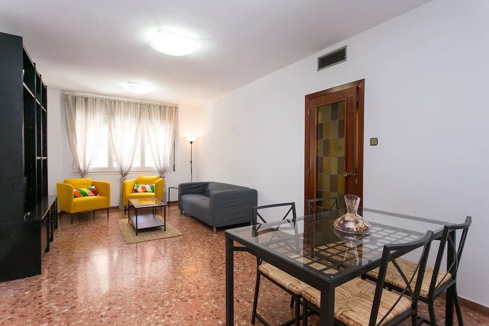 Spacious & Quiet 4 Bedroom Apartment - photo 17