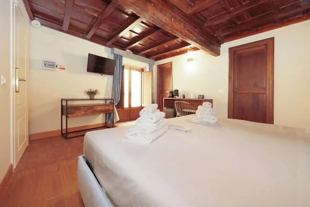 Golden Pantheon Rooms - photo 2