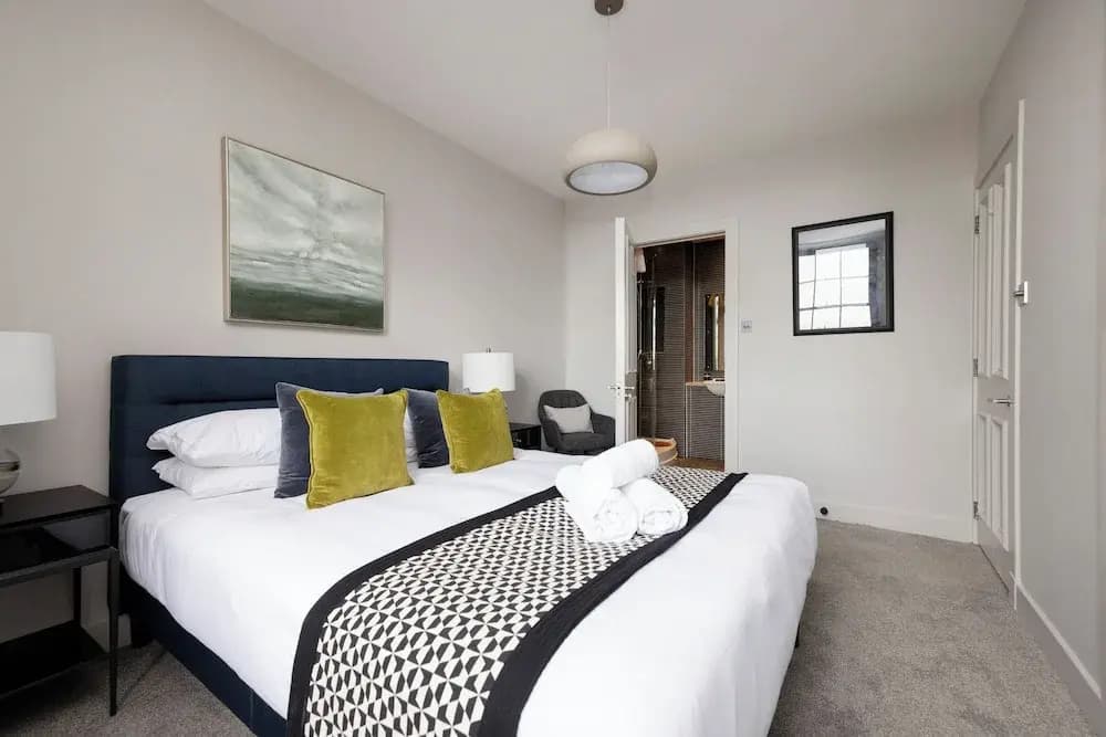 Stylish 2-bed flat in New Town - photo 32