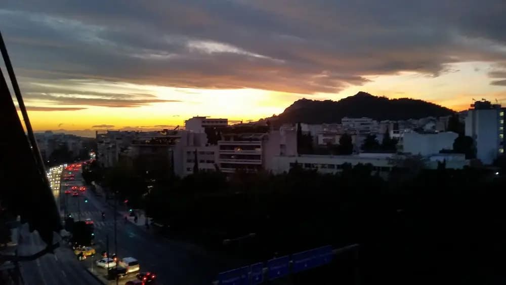 Luxurious 4 Bdrm 3Bath Apt 1- Athens - photo 17