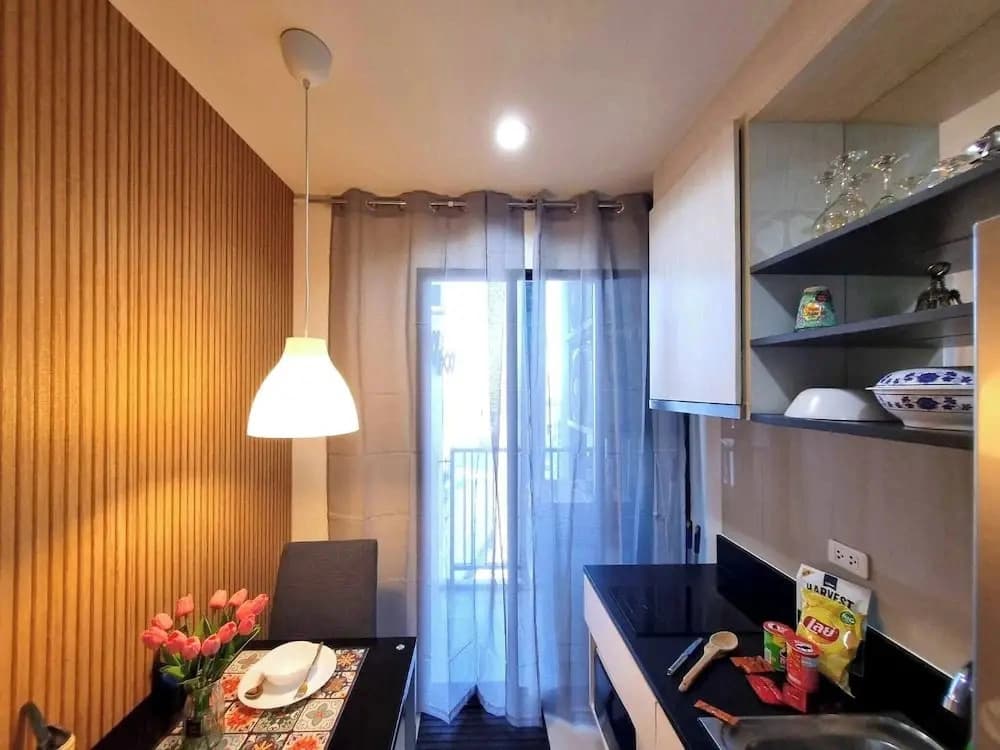Octopus Suite on Highrise, Skytrain, Fast Wifi and AC - photo 4