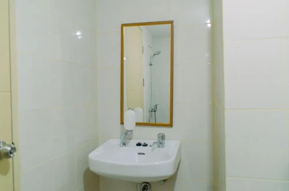 Comfortable And Minimalist Studio At Amethyst Apartment - photo 7