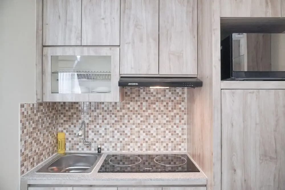 Comfort And Minimalist Studio At Amethyst Apartment - photo 13