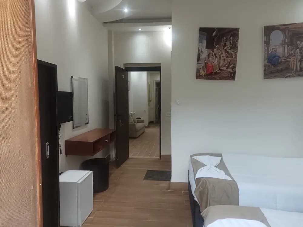 Motel 5 Square - photo 4