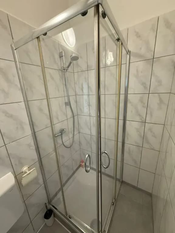 Simple 2BR Near Westbahnhof Station - photo 7