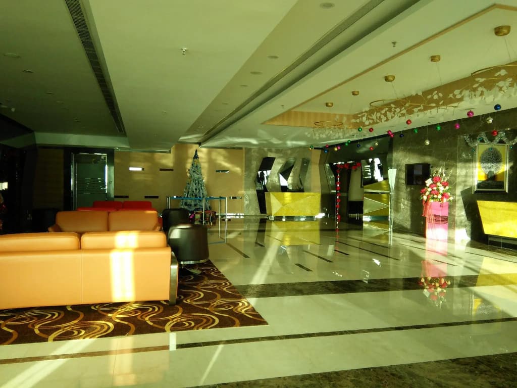 Greens Hotel & Suites - photo 2