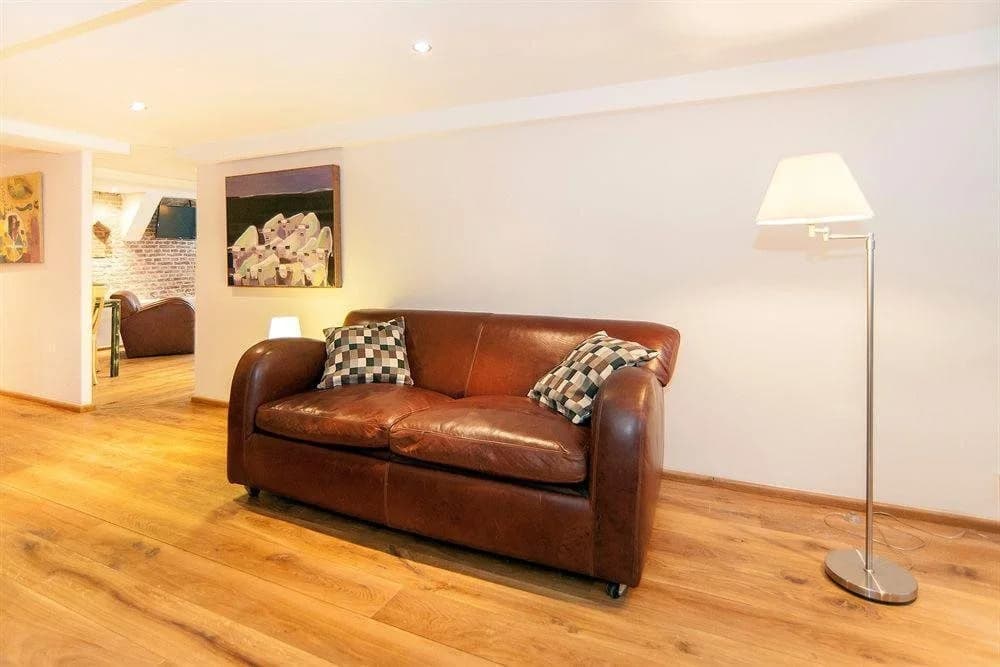 Oak and Marble Residence - photo 4