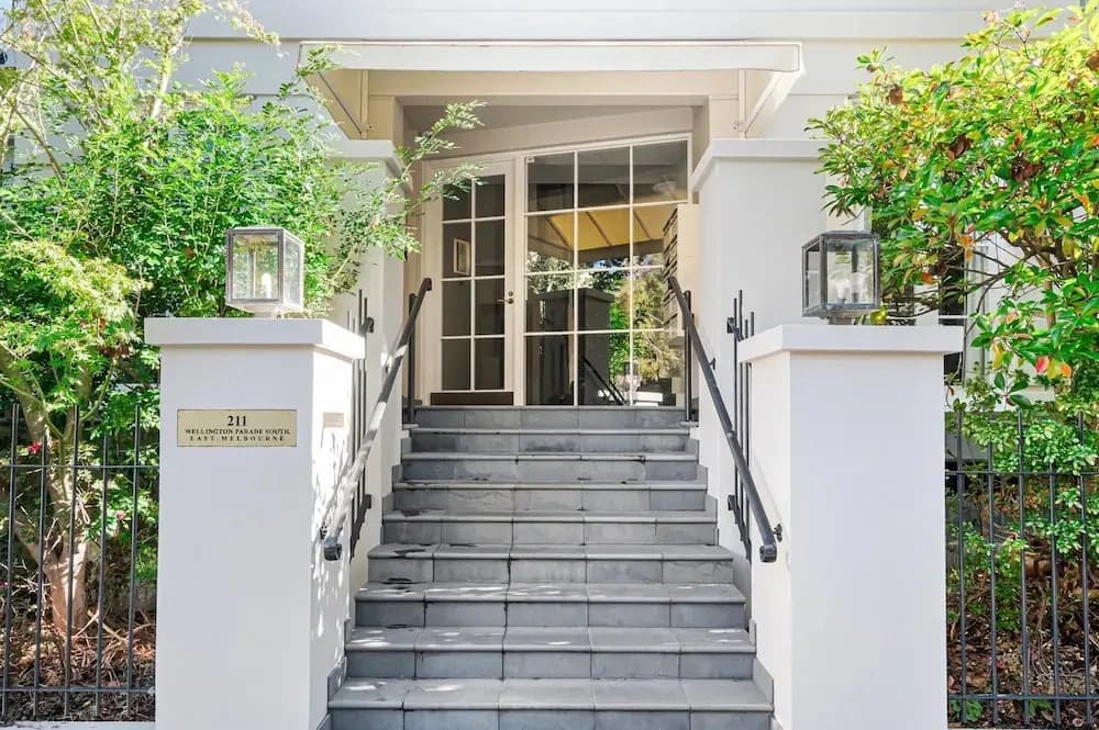 Modern East Melbourne 2-bed Apartment With Parking - photo 10