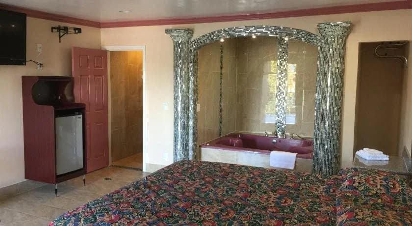 Foxys Motor Inn - photo 8